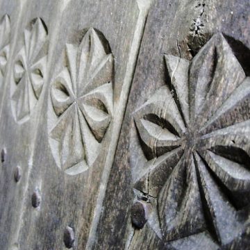 Un sighetean in varsta de 66 de ani isi asigura traiul zilnic din sculpturile pe care le realizeaza din lemn