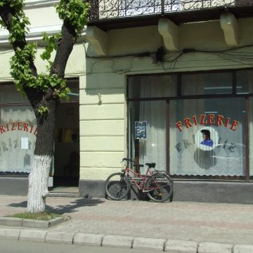 Una dintre cele mai vechi frizerii din Sighet se mută în casă nouă Una dintre cele mai vechi frizerii din Sighet se mută în casă nouă