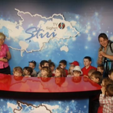 Steluţele” de la Gradiniţa cu program prelungit Nr. 9 din Sighetul Marmatiei au experimentat astăzi câteva dintre meseriile la care visează