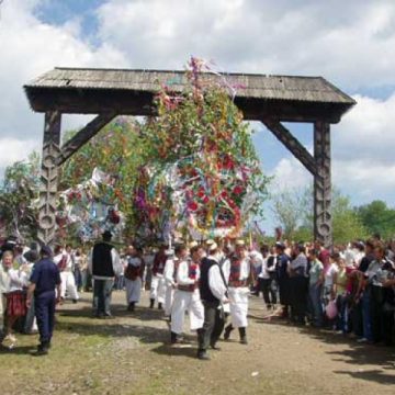 Sute de oameni au celebrat Tânjaua de la Hoteni