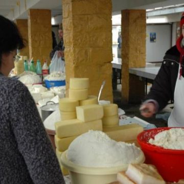 Pe tarabele din piaţă găsim la produsele lactate aceleaşi preţuri ca şi anul trecut Pe tarabele din piaţă găsim la produsele lactate aceleaşi preţuri ca şi anul trecut