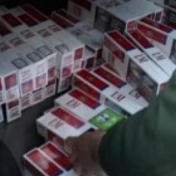 Ţigări abandonate în mâna poliţiştilor Ţigări abandonate în mâna poliţiştilor