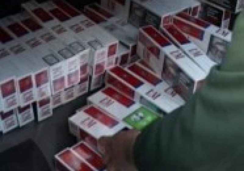 Ţigări abandonate în mâna poliţiştilor