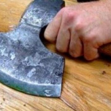 Un strâmtorean beat a ameninţat localnicii cu un topor