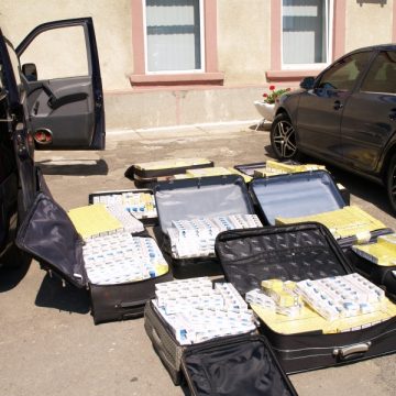 10.000 pachete de ţigări ascunse în valize și podeaua mașinii, descoperite de poliţişti la un cetăţean maghiar