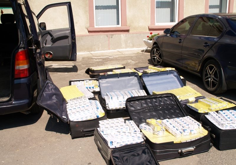 10.000 pachete de ţigări ascunse în valize și podeaua mașinii, descoperite de poliţişti la un cetăţean maghiar 10.000 pachete de ţigări ascunse în valize și podeaua mașinii, descoperite de poliţişti la un cetăţean maghiar