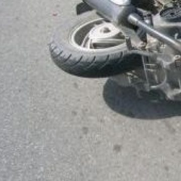 Pentru că nu purta cască de protecţie, un bărbat din Moisei a ajuns la spital, după ce a căzut de pe motoscuter