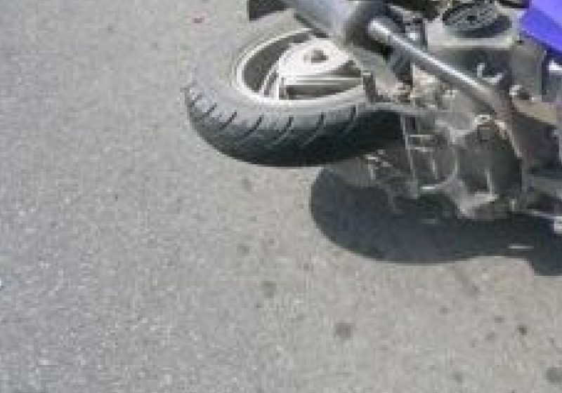 Pentru că nu purta cască de protecţie, un bărbat din Moisei a ajuns la spital, după ce a căzut de pe motoscuter