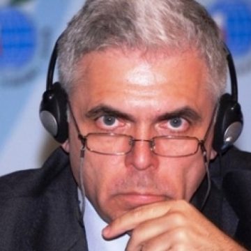 Parlamentul European a aprobat, joi, ridicarea imunităţii eurodeputatului Adrian Severin, adoptând raportul Comisiei JURI în acest sens. Parlamentul European a aprobat, joi, ridicarea imunităţii eurodeputatului Adrian Severin, adoptând raportul Comisiei JURI în acest sens.