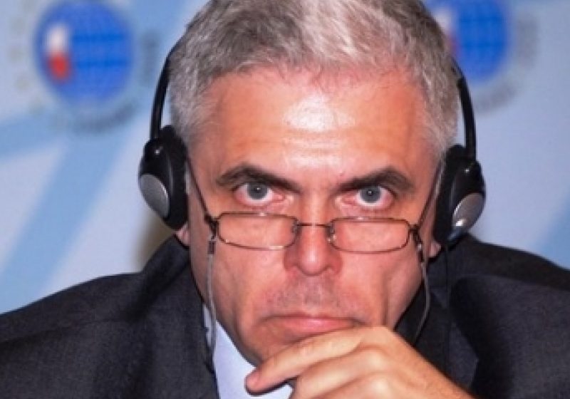 Parlamentul European a aprobat, joi, ridicarea imunităţii eurodeputatului Adrian Severin, adoptând raportul Comisiei JURI în acest sens. Parlamentul European a aprobat, joi, ridicarea imunităţii eurodeputatului Adrian Severin, adoptând raportul Comisiei JURI în acest sens.