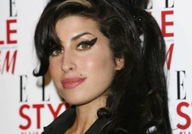 Amy Winehouse nu mai cântă la Bucureşti. Artista şi-a anulat turneul european