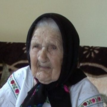 Ana Babotă din Rona de Sus, la 102 ani împliniţi de curând, ne împărtăşeşete reţeta longevităţii: liniştea sufletească