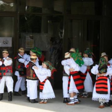 Ansamblul "Mugurelul" din Sighet reprezinta Maramuresul in Oltenia