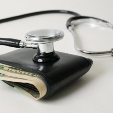 Peste jumătate dintre români sunt interesaţi de asigurările private de sănătate (studiu)