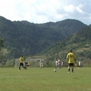 Atmosferă incendiară la inaugurarea bazei sportive de la Strâmtura