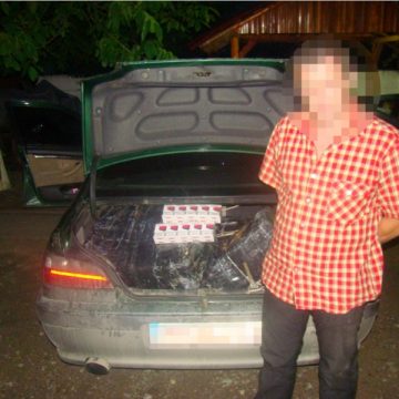 Poliţiştii de frontieră au capturat ţigări de contrabandă într-o cursă de maşini cu un tânăr de Bistra