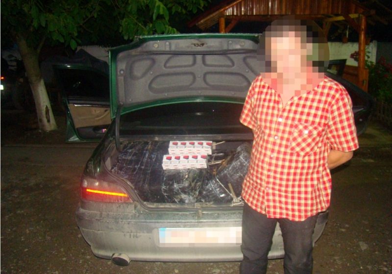 Poliţiştii de frontieră au capturat ţigări de contrabandă într-o cursă de maşini cu un tânăr de Bistra