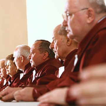 CCR discută miercuri sesizarea PSD şi PNL în legătură cu OUG privind indemnizaţia pentru creşterea copilului