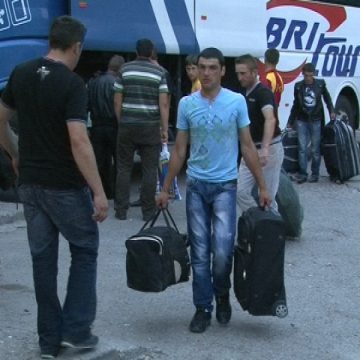 Baia Mare: Zeci de maramureseni s-au intors acasa dupa ce au fost fraieriti, batjocoriti si santajati de firma care i-a trimis la munca in Germania