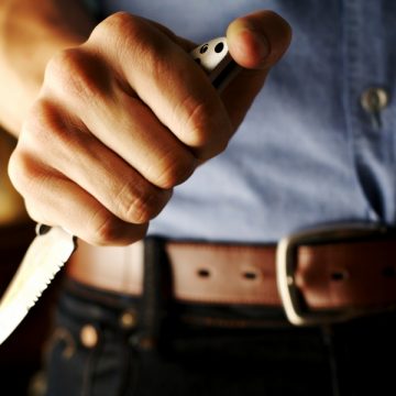 Un tanăr de 19 ani din Sighet a ameninţat o vecină cu un cuţit de bucătărie Un tanăr de 19 ani din Sighet a ameninţat o vecină cu un cuţit de bucătărie