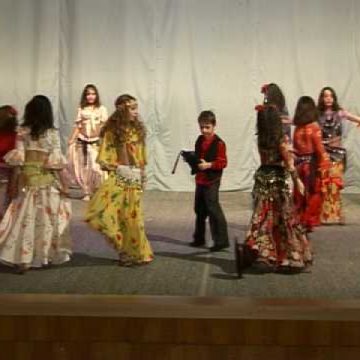 Baia Mare: spectacole de dans tiganesc si dans de strada Baia Mare: spectacole de dans tiganesc si dans de strada