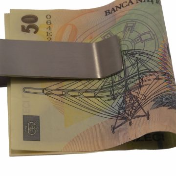 Maramures: Profesori lasati de izbeliste cu banii pentru naveta