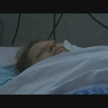 Gabriela Feltman, soţia bărbatului omorât de Adrian Sava  a sosit sub escorta poliţiei la locuinţa sa din Sighetu Marmaţiei
