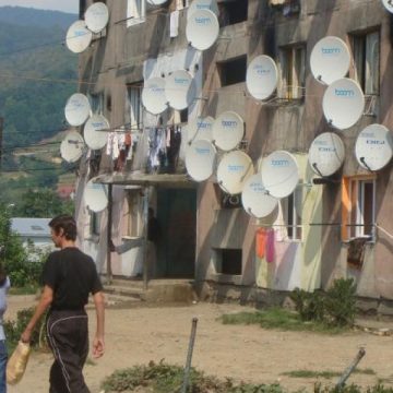 Baia Mare: Gard de aproximativ doi metri ridicat in fata unor blocuri de romi de pe strada Horea