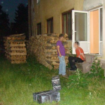 În spatele unui imobil din localitatea Sighetu Marmaţiei, poliţiştii de frontieră au descoperit două colete ce conţineau 20 000 de ţigarete de contrabandă În spatele unui imobil din localitatea Sighetu Marmaţiei, poliţiştii de frontieră au descoperit două colete ce conţineau 20 000 de ţigarete de contrabandă