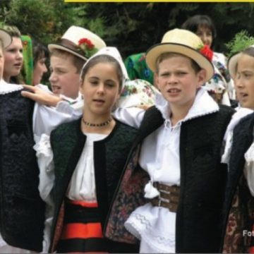 Festivalul de la Budeşti "Nu vă uitaţi că-s micuţ" insuflă celor mici dragoste şi preţuire pentru tot ceea ce inseamna cultura şi tradiţia maramureşeană