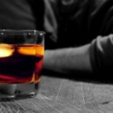 O fetiţă de 5 ani din Dragomireşti a fost internată la spital în stare de comă alcoolică O fetiţă de 5 ani din Dragomireşti a fost internată la spital în stare de comă alcoolică