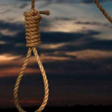 O văduvă de 66 de ani din Baia Mare a fost găsită spânzurată,  de fiica ei mai mică