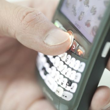 Operatorii de telefonie mobilă reduc tarifele în roaming de la 1 iulie