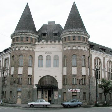 Sala de Spectacole de la Palatul Cultural a fost invadată azi de prinţi, prinţese, flori, insecte, dar şi personaje celebre din poveştile româneşti Sala de Spectacole de la Palatul Cultural a fost invadată azi de prinţi, prinţese, flori, insecte, dar şi personaje celebre din poveştile româneşti