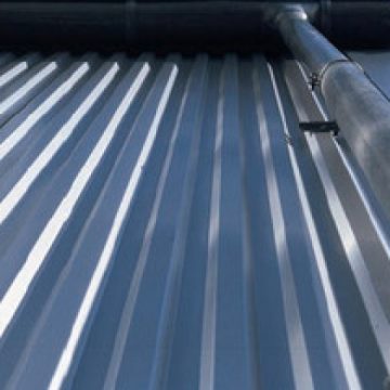 Băimărean surprins în timp ce sustrăgea panouri metalice din curtea unei instituţii de învăţământ