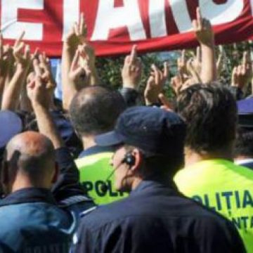Poliţiştii vor protesta luni în Capitală