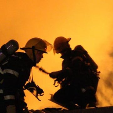 Un incendiu a mistuit o hală de depozitare din Sarasău Un incendiu a mistuit o hală de depozitare din Sarasău