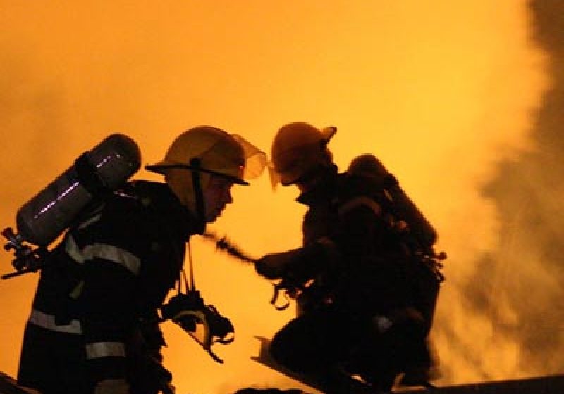 Un incendiu a mistuit o hală de depozitare din Sarasău