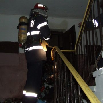Gunoaiele din liftul blocului 18 Independentei au luat foc