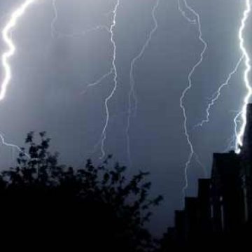 COD GALBEN: Se anunţă precipitaţii torenţiale, vijelii, descărcări electrice şi o răcire accentuată a vremii în Maramureş COD GALBEN: Se anunţă precipitaţii torenţiale, vijelii, descărcări electrice şi o răcire accentuată a vremii în Maramureş
