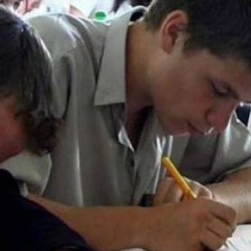 Absolvenţii de liceu au mai trecut azi de o etapă a Bacalaureatului: proba la limba maternă