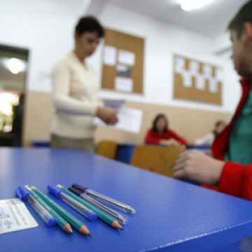 Peste 220.000 de elevi din clasele a VIII-a susţin, luni, proba la Limba română Peste 220.000 de elevi din clasele a VIII-a susţin, luni, proba la Limba română
