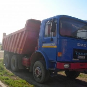 O raba incarcata cu nisip a fost implicata ieri dupamasa intr-un incident rutier la Cavnic