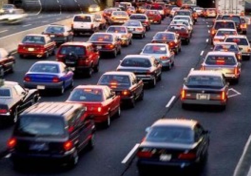 Taxa auto va fi redusă cu 30%, dar nu şi pentru motoare Euro 5 şi maşinile cele mai poluante