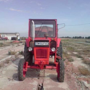 A dorit să încerce cum funcţionează un tractor agricol şi a ajuns la spital