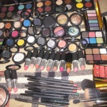 Sighetu Marmaţiei: Amendaţi pentru comercializarea produselor cosmetice fără documente legale