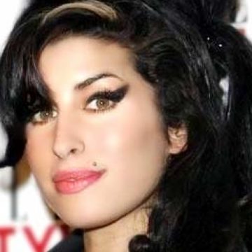 Amy Winehouse a murit
