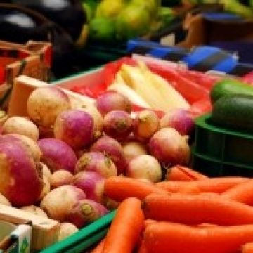 Avem producţie record de legume, dar importăm. De ce la noi în ţară roşiile au ajuns să se vândă la bax ? Avem producţie record de legume, dar importăm. De ce la noi în ţară roşiile au ajuns să se vândă la bax ?