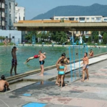 Baia Mare: Baimarenii se racoresc la bazinul descoperit Baia Mare: Baimarenii se racoresc la bazinul descoperit