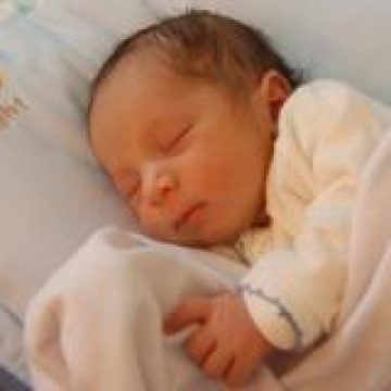 INCREDIBIL: O familie din Baia Borsa a luat un bebelus din maternitate, doar pe baza unui act incheiat la notar